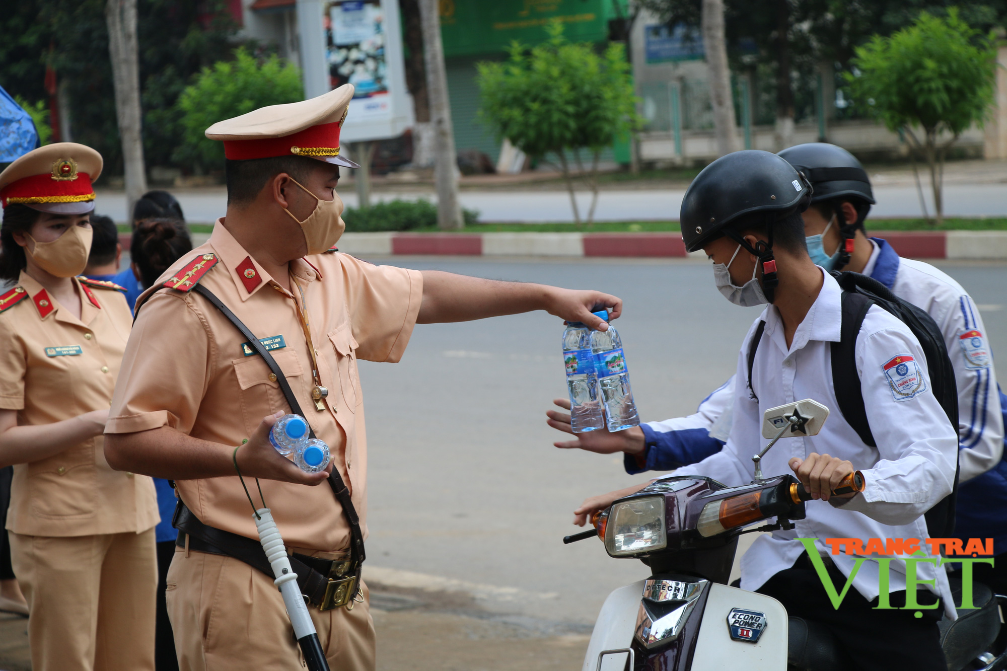 Chùm ảnh: Lực lượng cảnh sát giao thông phát nước lọc miễn phí, hỗ trợ các thí sinh thi tốt nghiệp THPT năm 2021 - Ảnh 14.