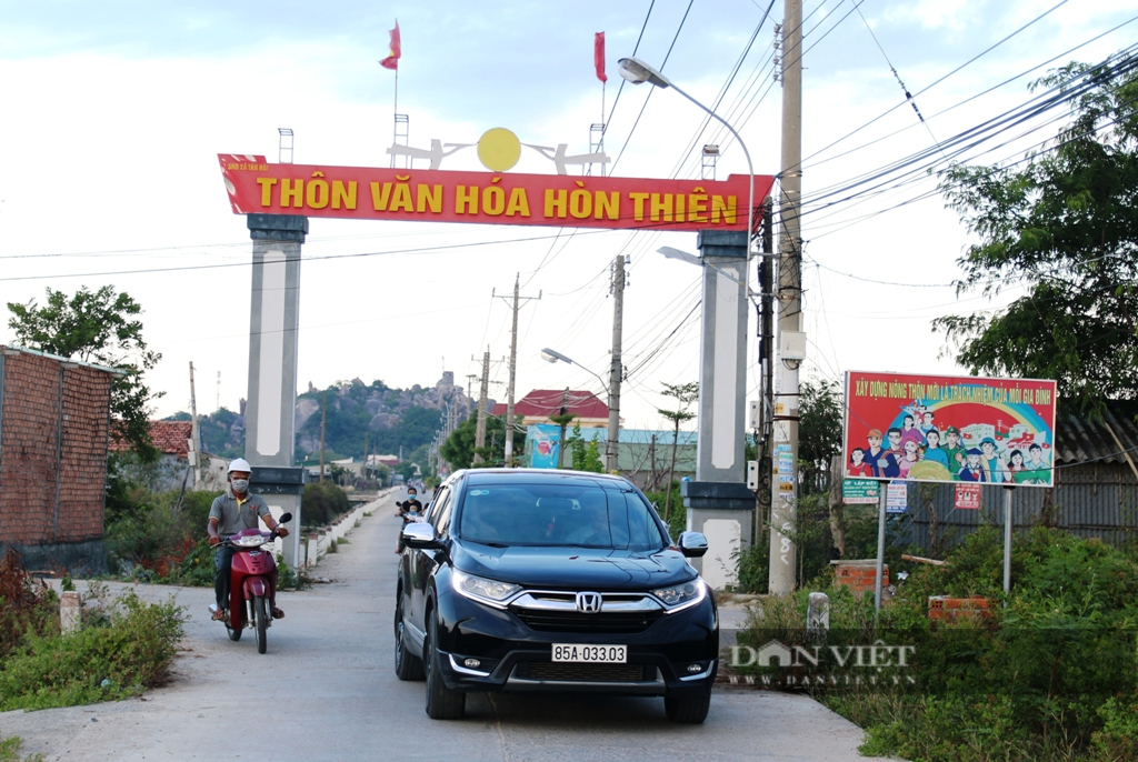 Hàng triệu người bỏ tiền mua vé vào làng Hòn Thiên ngắm tranh bích họa - Ảnh 1.