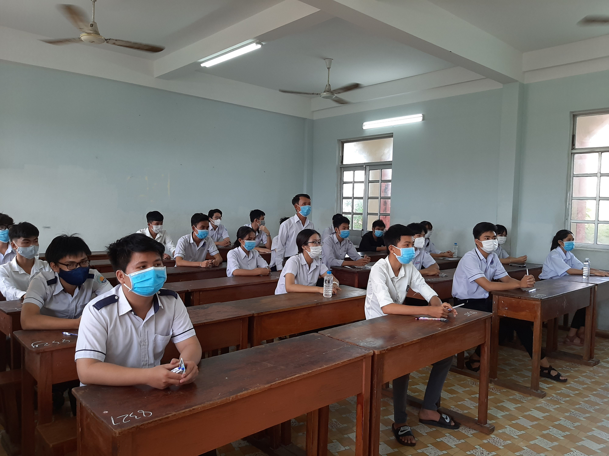 Phú Yên: Khẩn cấp hủy 2/26 điểm thi tốt nghiệp THPT vì có ca nghi ngờ nhiễm Covid-19 - Ảnh 2.