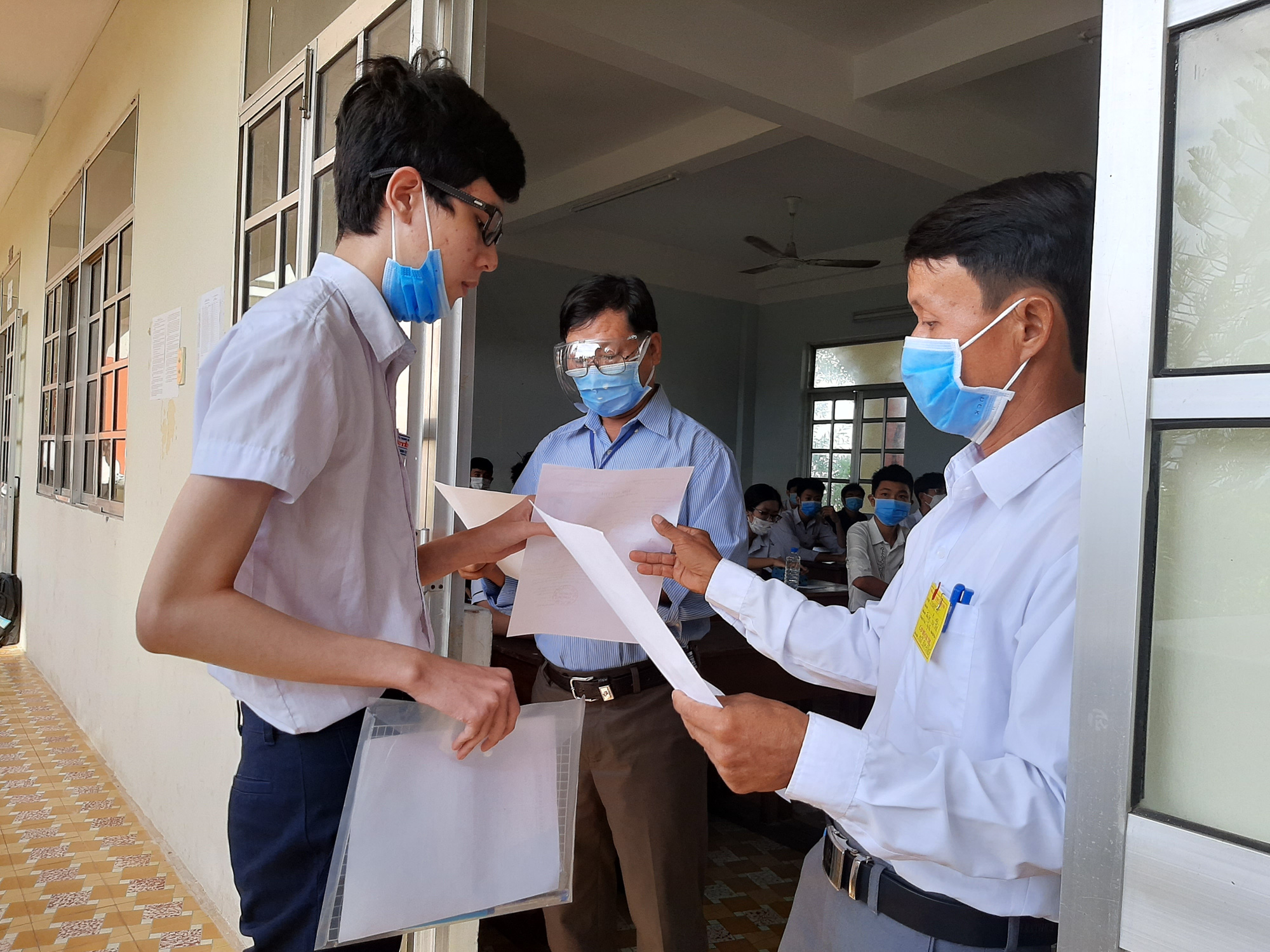 Phú Yên: Khẩn cấp hủy 2/26 điểm thi tốt nghiệp THPT vì có ca nghi ngờ nhiễm Covid-19 - Ảnh 1.