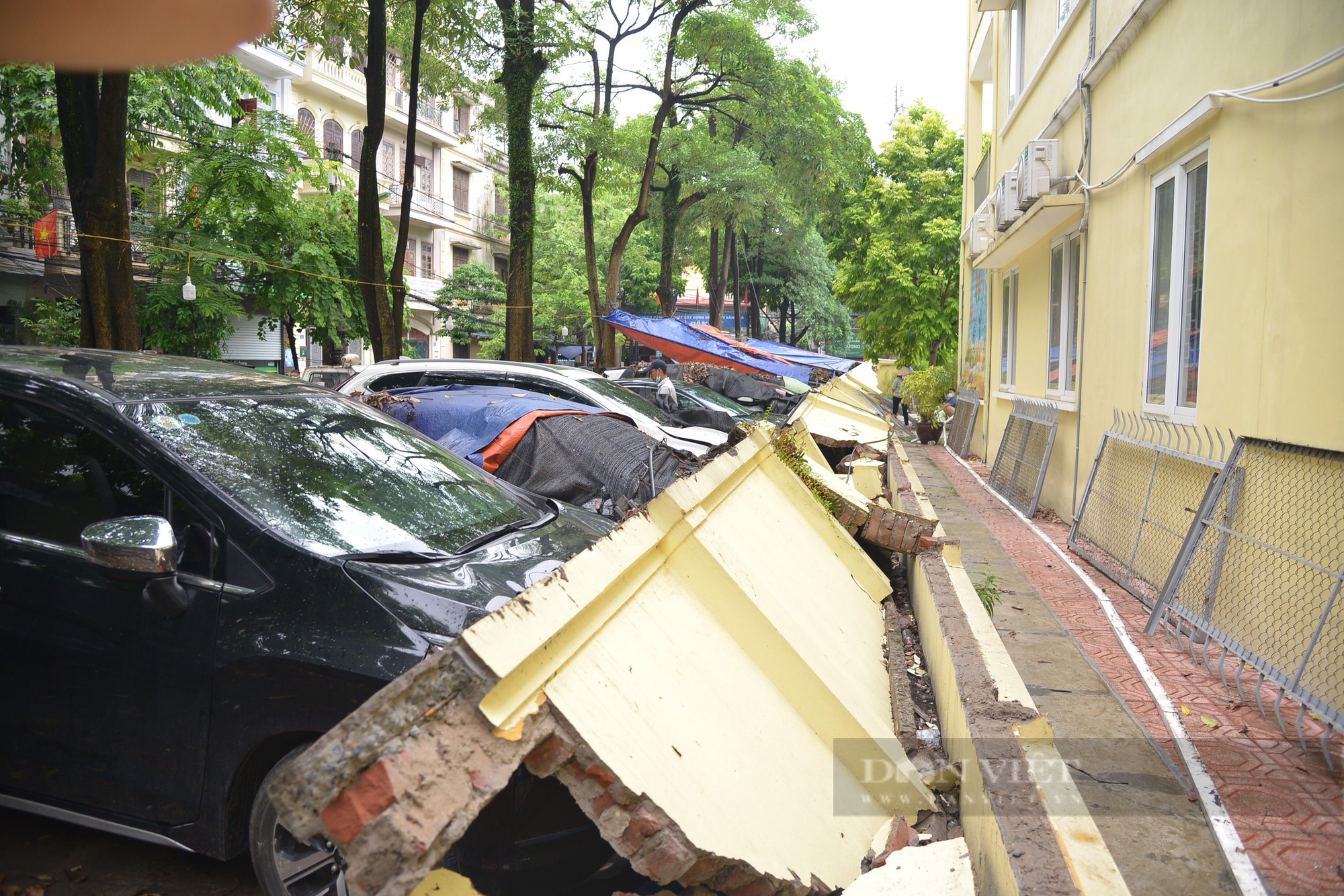 Hà Nội: Bức tường đổ sập đè lên nhiều ôtô tiền tỉ - Ảnh 1.