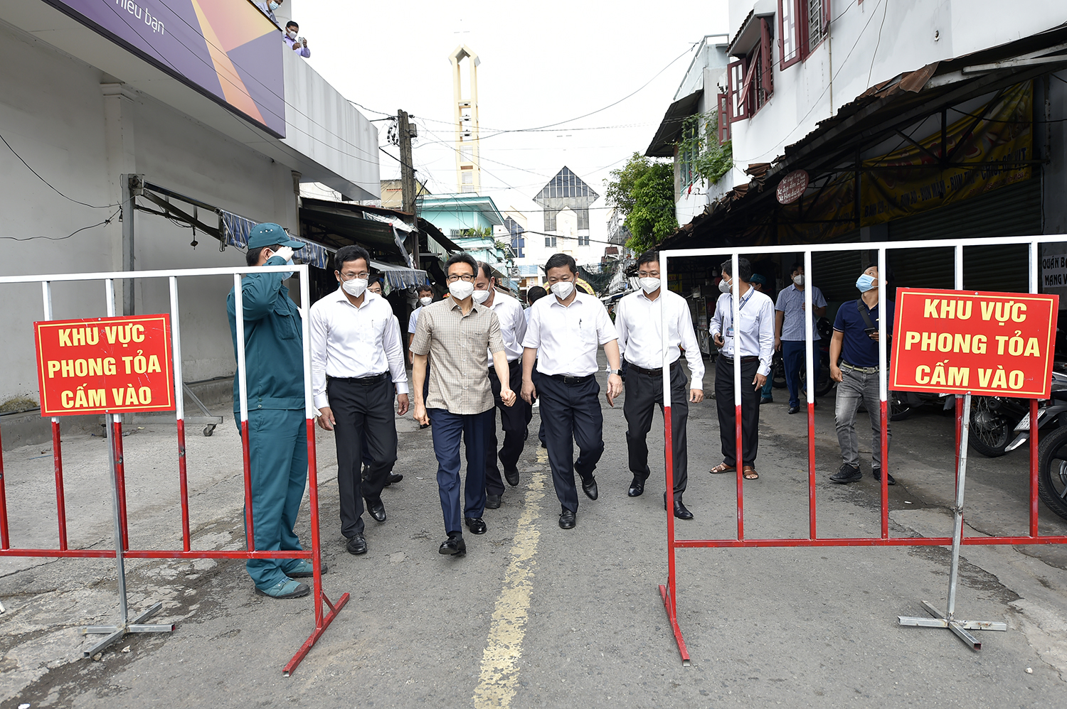 Phó Thủ tướng Vũ Đức Đam kiểm tra Bệnh viện dã chiến, khu phong toả, siêu thị tại TP.HCM - Ảnh 4.