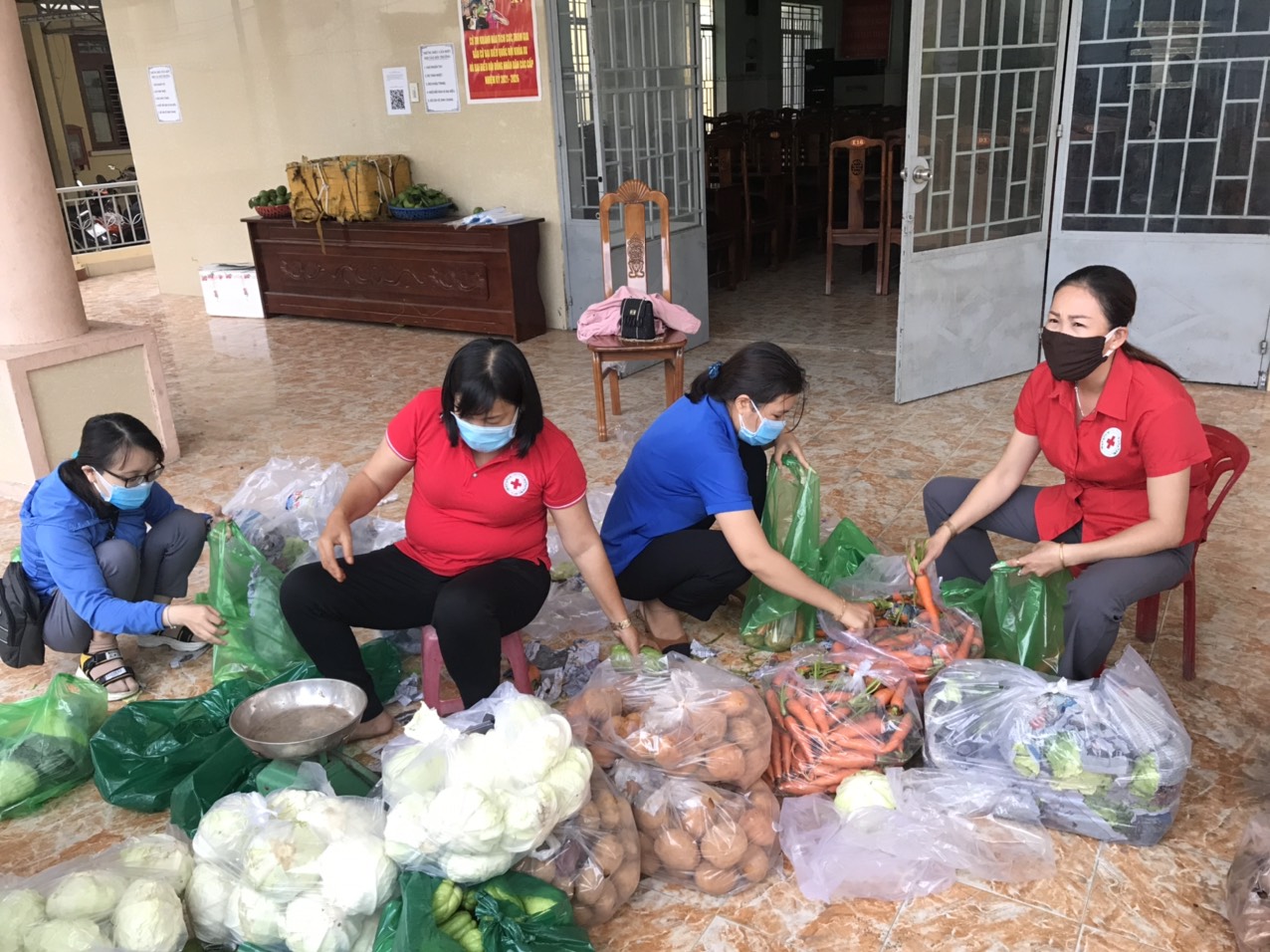 Khánh Hòa: Hỗ trợ rau củ quả và nhu yếu phẩm cho người dân bị phong tỏa - Ảnh 1.