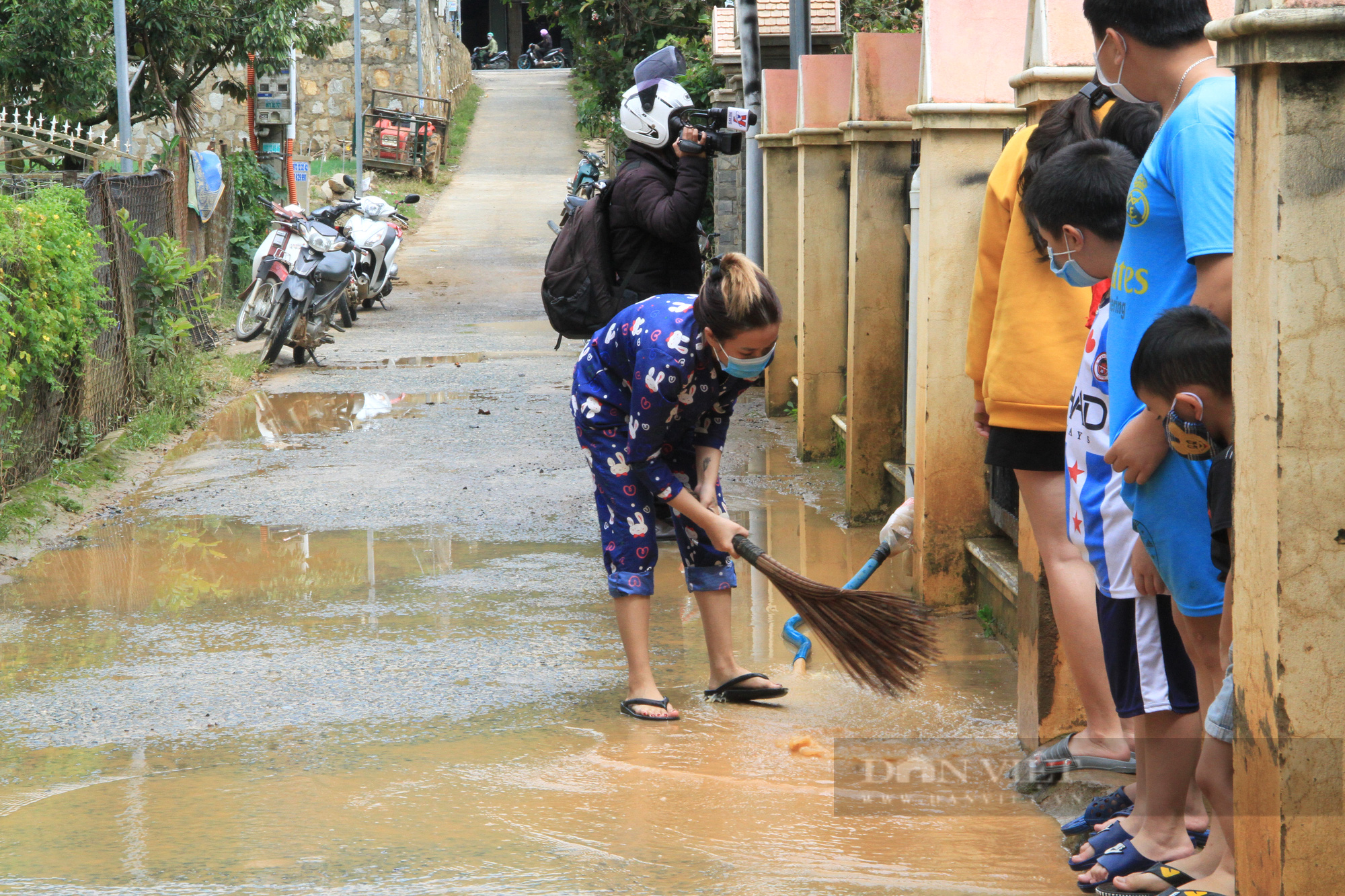 Lâm Đồng: Lũ về lúc nửa đêm, hàng trăm ha hoa màu của người dân thiệt hại - Ảnh 5.