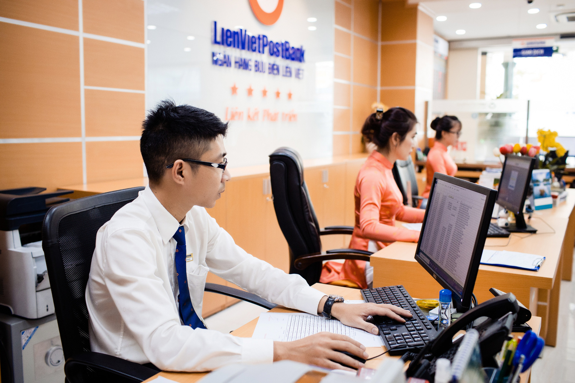 LienVietPostBank chốt quyền nhận cổ tức 12% bằng cổ phiếu - Ảnh 1.