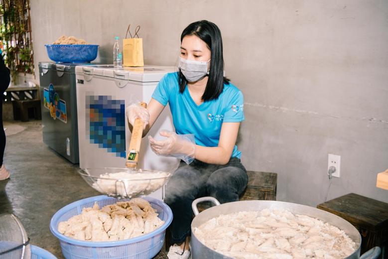 Dàn Hoa hậu, Á hậu mở chiến dịch nấu 15.000 suất ăn tặng người nghèo tại TP.HCM - Ảnh 1.