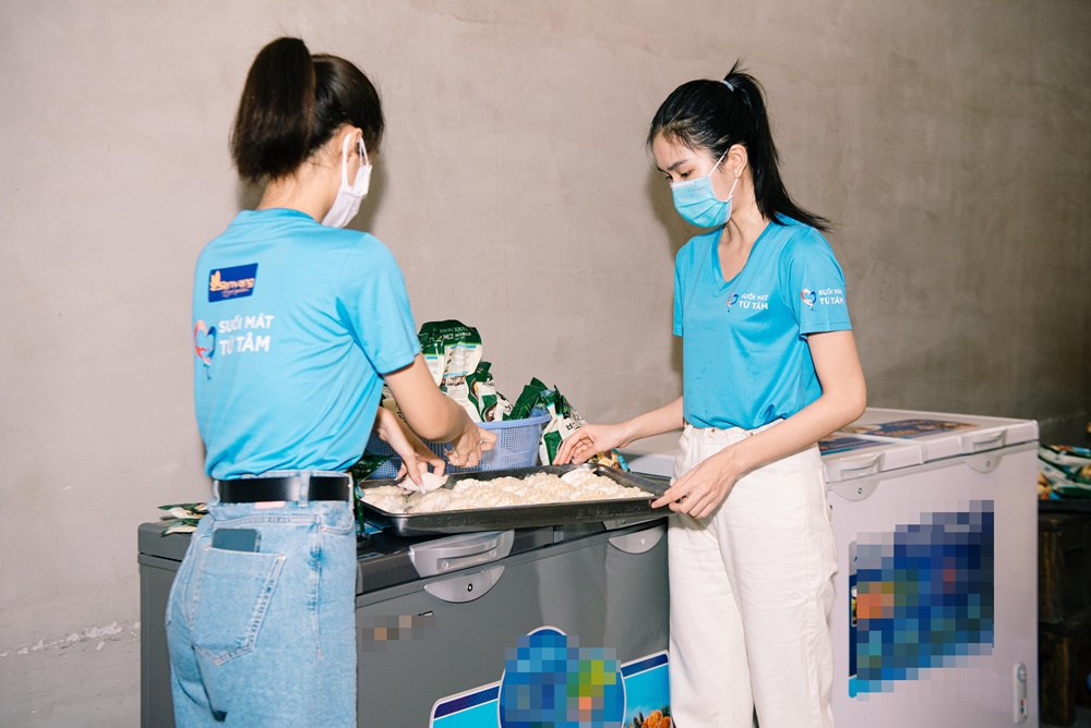 Dàn Hoa hậu, Á hậu mở chiến dịch nấu 15.000 suất ăn tặng người nghèo tại TP.HCM - Ảnh 2.