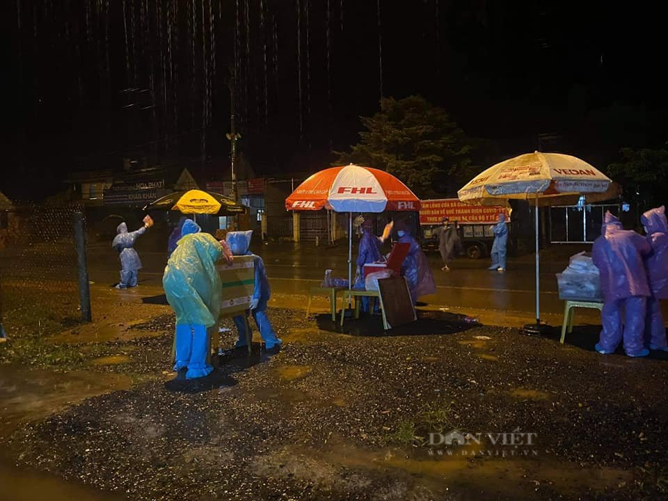 Đắk Nông: Nhóm thiện nguyện dầm mưa trắng đêm tặng suất ăn cho người dân về từ tâm dịch - Ảnh 5.