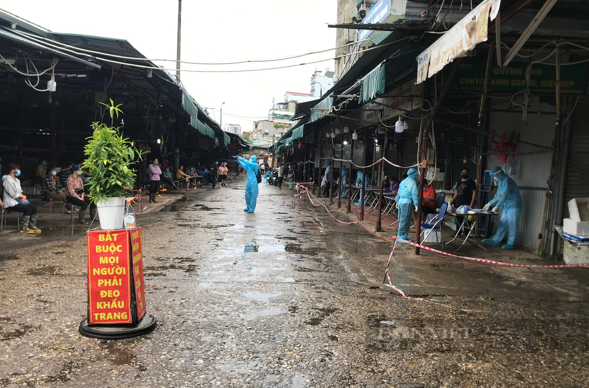 Hà Nội: Tạm dừng hoạt động chợ Phùng Khoang, xét nghiệm hàng trăm tiểu thương sau khi người bán rau nhiễm Covid-19 - Ảnh 1.