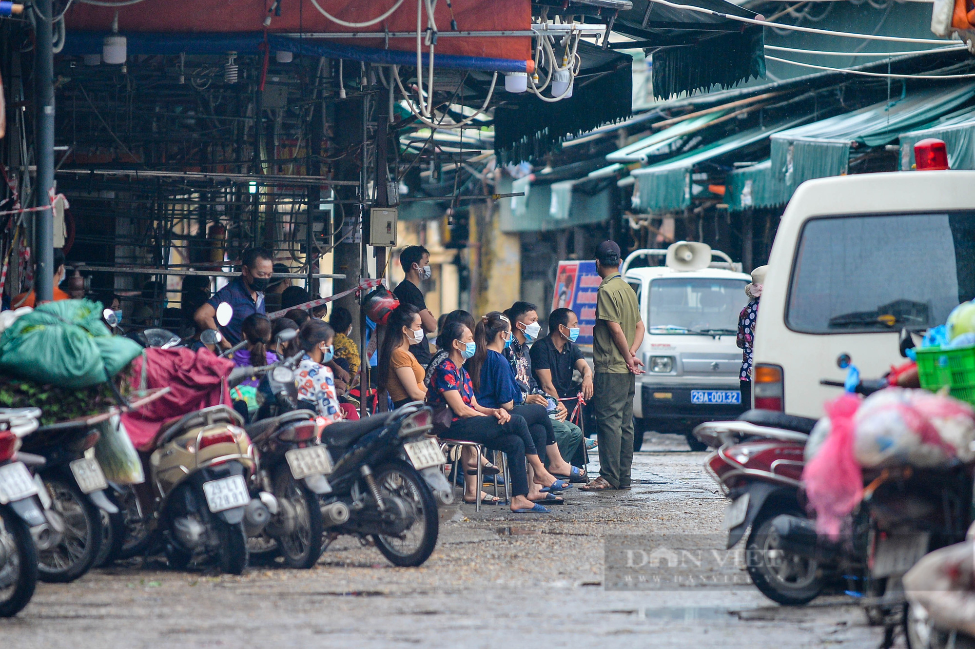 Lấy mẫu xét nghiệm hàng trăm tiểu thương tiểu thương tại chợ Phùng Khoang - Ảnh 5.