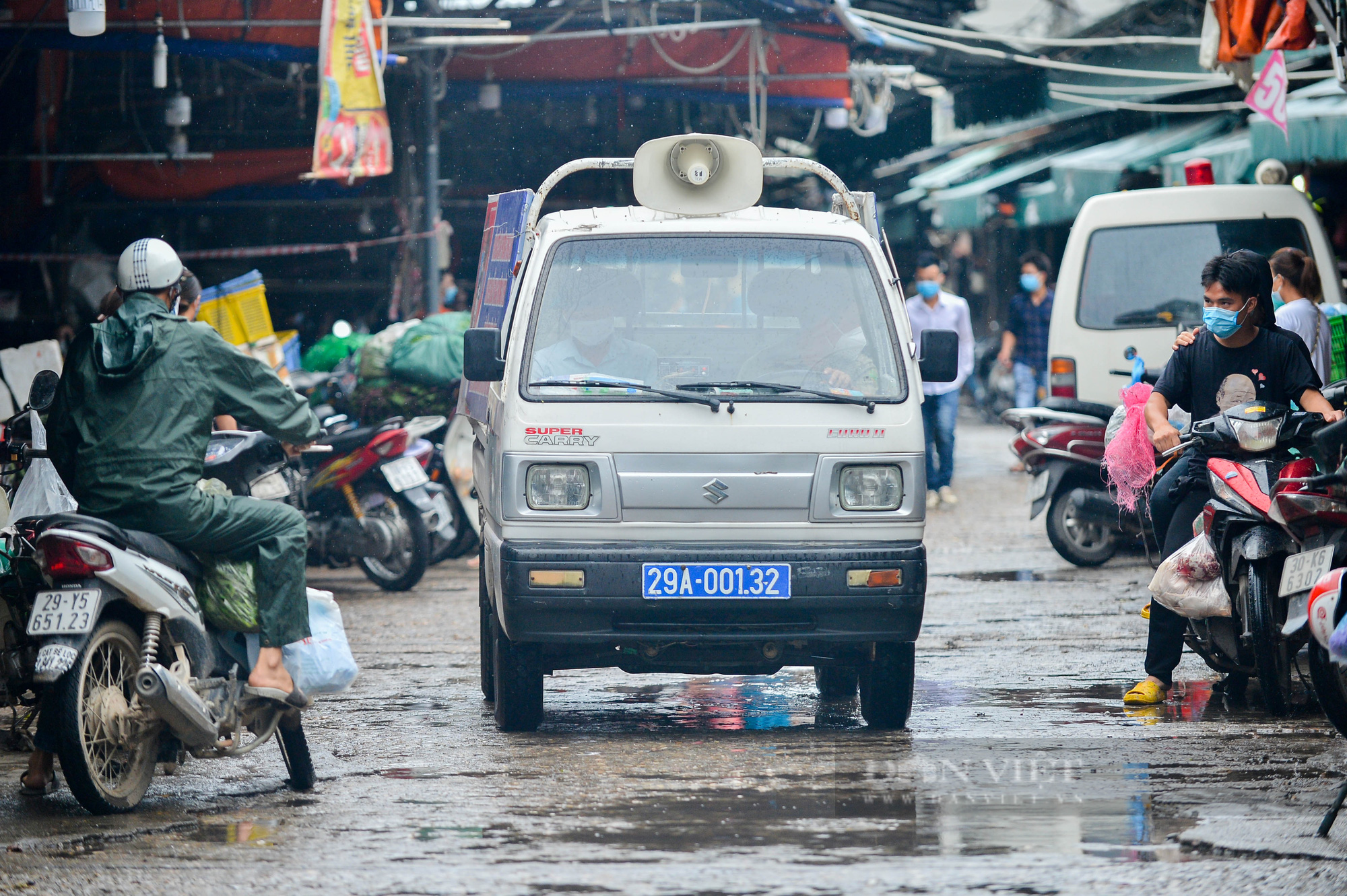 Lấy mẫu xét nghiệm hàng trăm tiểu thương tiểu thương tại chợ Phùng Khoang - Ảnh 6.