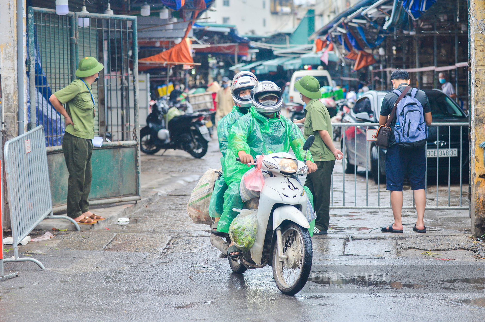 Lấy mẫu xét nghiệm hàng trăm tiểu thương tiểu thương tại chợ Phùng Khoang - Ảnh 10.