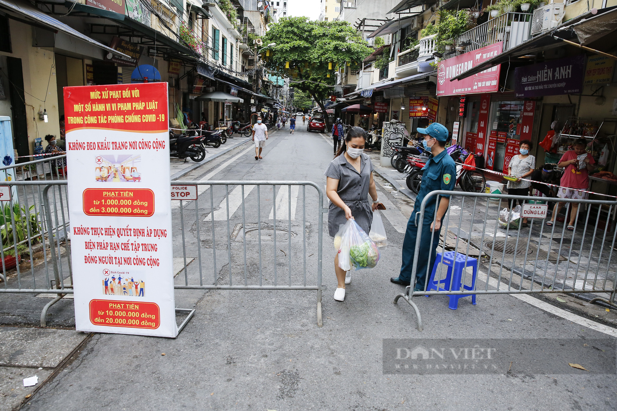 Xem người dân phố cổ Hà Nội đi chợ &quot;nhà giàu&quot; trong ngày giãn cách xã hội - Ảnh 1.