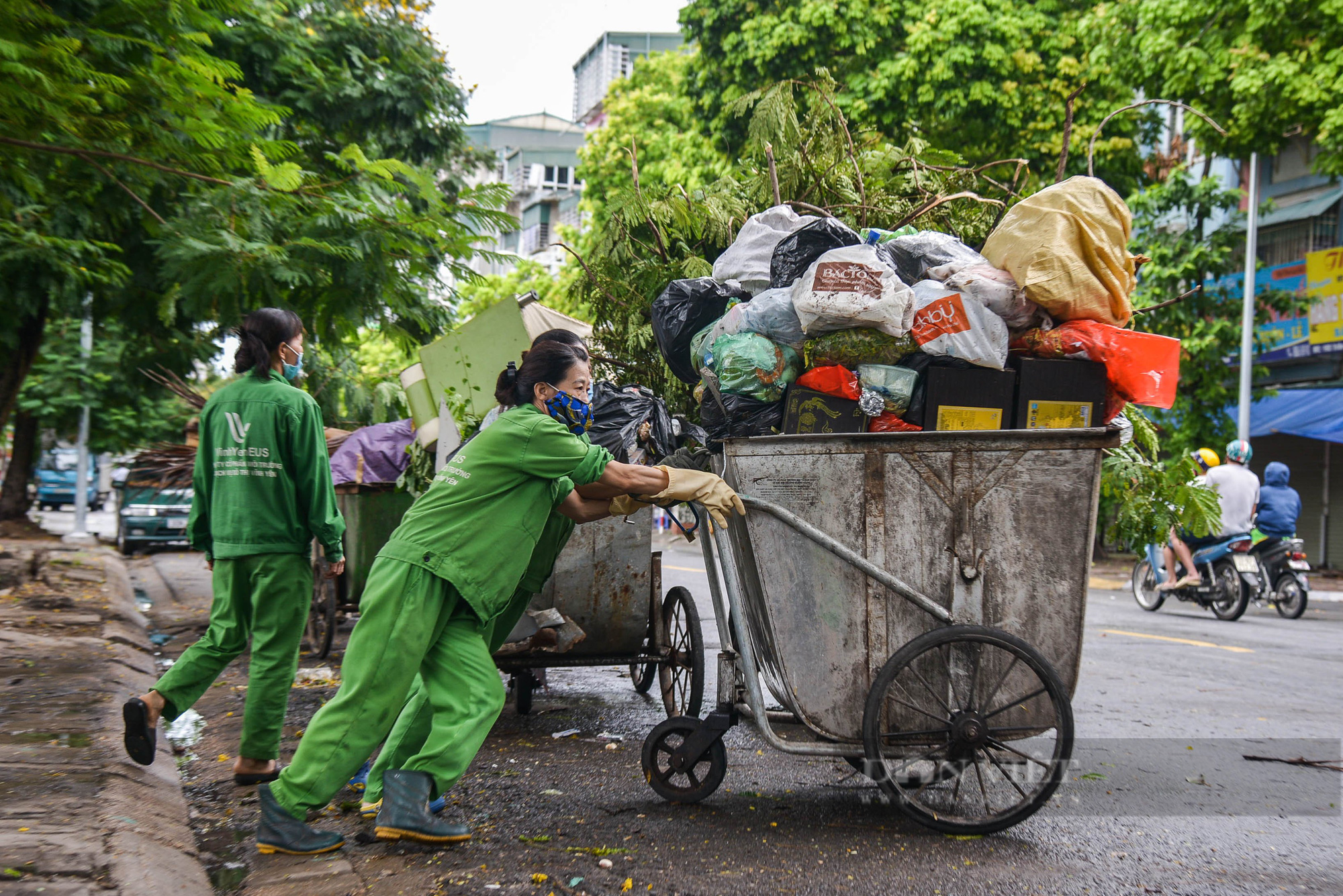 Công nhân vệ sinh môi trường: 'Thất thu' nhẹ mùa dịch, việc nhiều hơn - Ảnh 1.