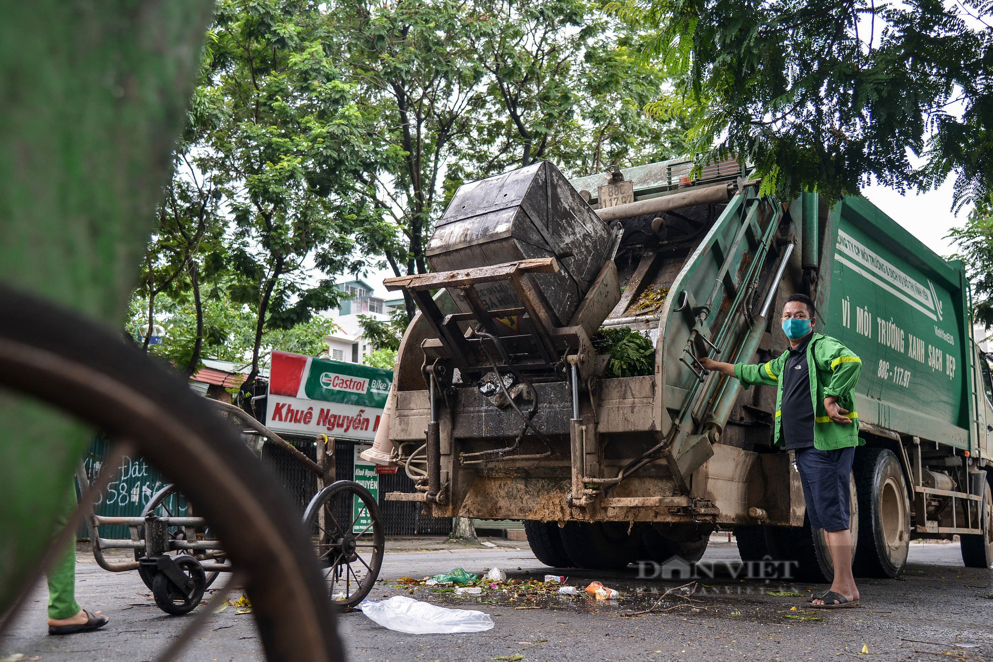 Công nhân vệ sinh môi trường: 'Thất thu' nhẹ mùa dịch, việc nhiều hơn - Ảnh 4.