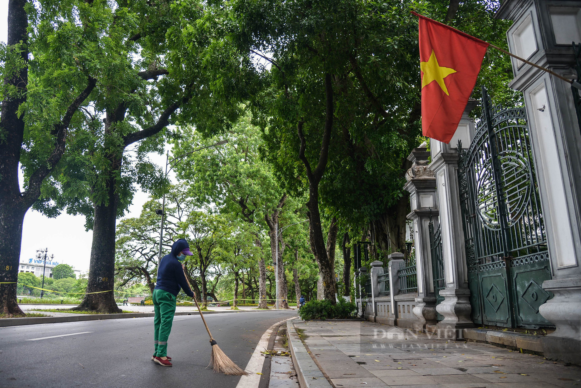 Công nhân vệ sinh môi trường: 'Thất thu' nhẹ mùa dịch, việc nhiều hơn - Ảnh 6.