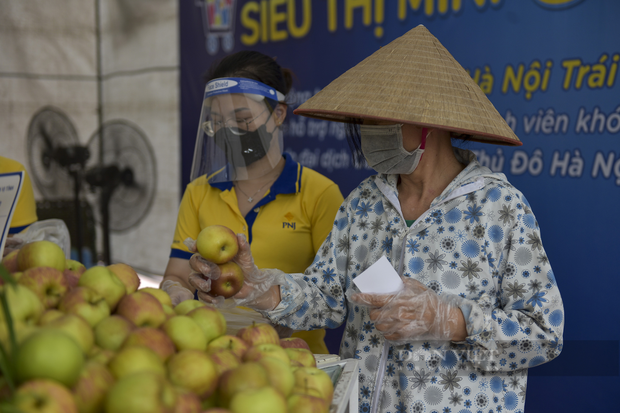 Những người khó khăn đi siêu thị 0 đồng được mua 400.000: &quot;Ấm lòng giữa mùa dịch Covid-19&quot; - Ảnh 5.