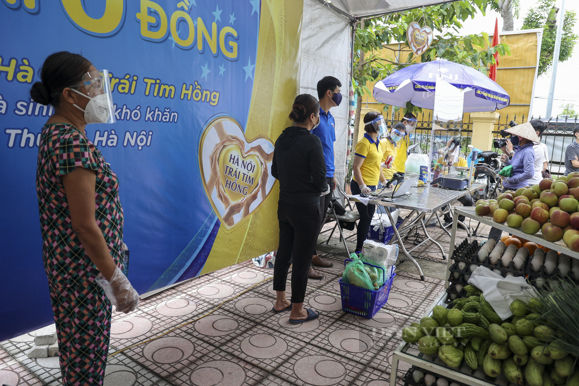 Những người khó khăn đi siêu thị 0 đồng được mua 400.000: &quot;Ấm lòng giữa mùa dịch Covid-19&quot; - Ảnh 10.