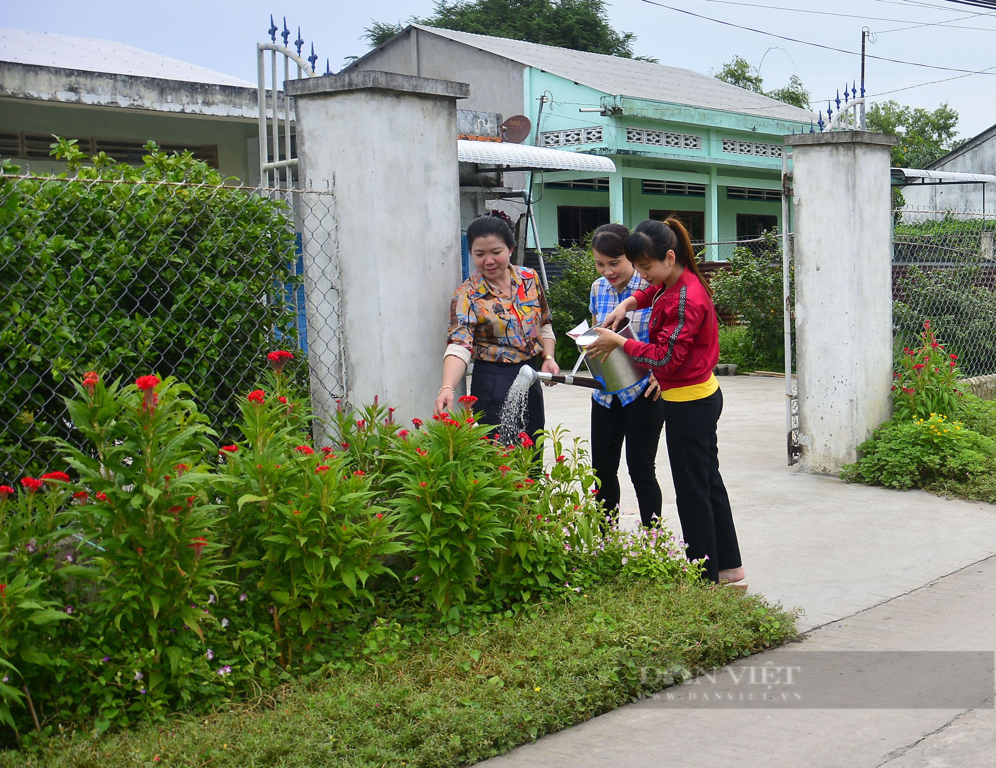 Kiên Giang: Chị em huyện nghèo kể chuyện trồng hoa làm đẹp đường nông thôn, sản xuất thích ứng - Ảnh 4.