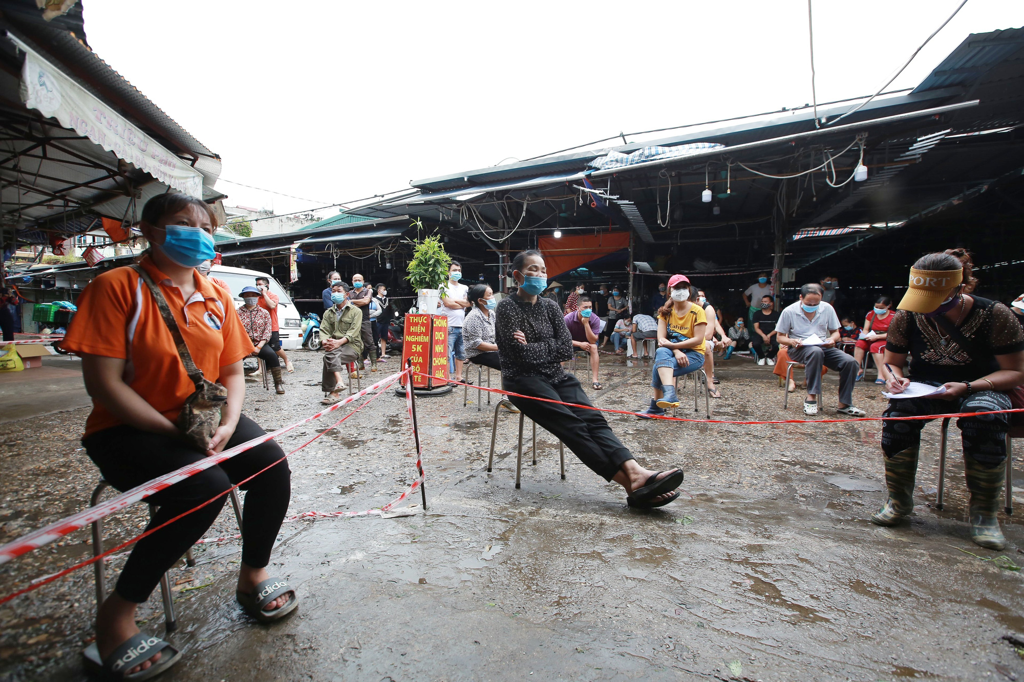 Hà Nội: Tạm dừng hoạt động chợ Phùng Khoang, xét nghiệm hàng trăm tiểu thương sau khi người bán rau nhiễm Covid-19 - Ảnh 2.