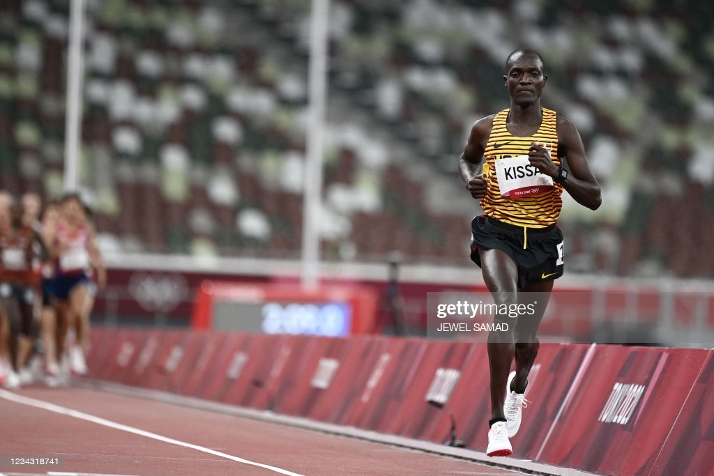 Kỷ lục gia marathon giải mã chiến thuật lạ của VĐV chạy 10.000m Uganda - Ảnh 1.