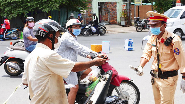 Cần Thơ: Người dân không tự ý rời khỏi thành phố, chủ tịch quận, huyện phải giám sát và chịu trách nhiệm - Ảnh 1.