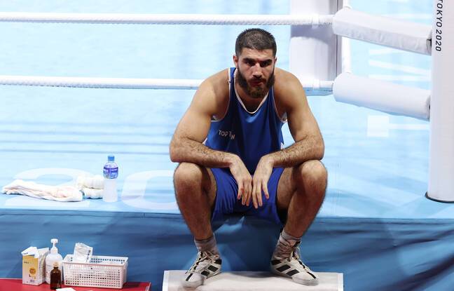 Bị xử thua tại Olympic 2020, võ sĩ Pháp &quot;ngồi lì&quot; ở sàn đấu không chịu về - Ảnh 1.