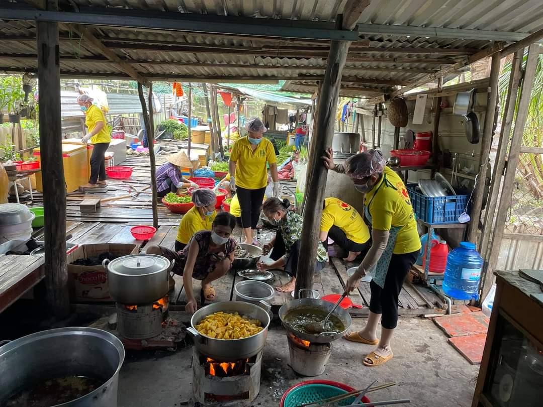 Kiên Giang: Hàng nghìn suất cơm của &quot;Bếp ăn yêu thương&quot; ấm lòng mùa dịch - Ảnh 12.