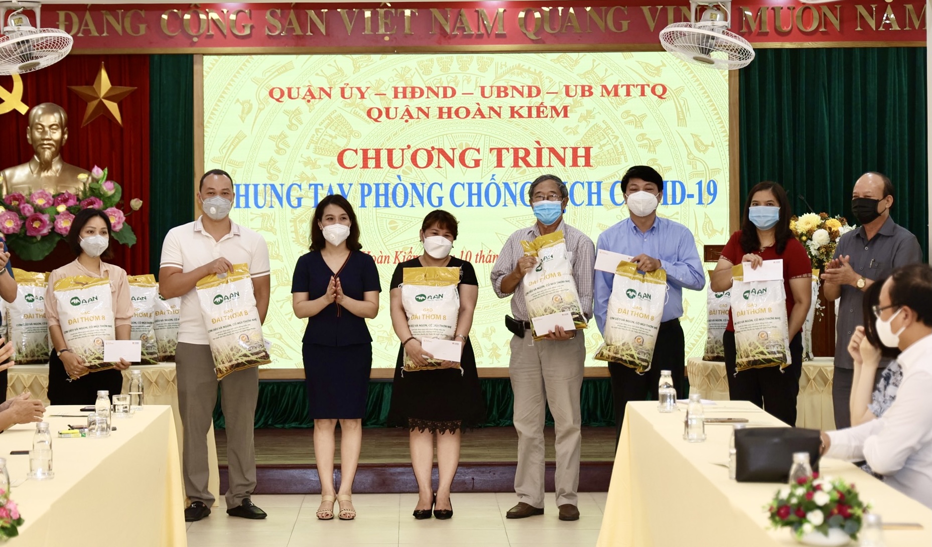 T&T Group và Ngân hàng SHB trao tặng 1.365 suất quà hỗ trợ người nghèo quận Hoàn Kiếm, Hà Nội - Ảnh 3.
