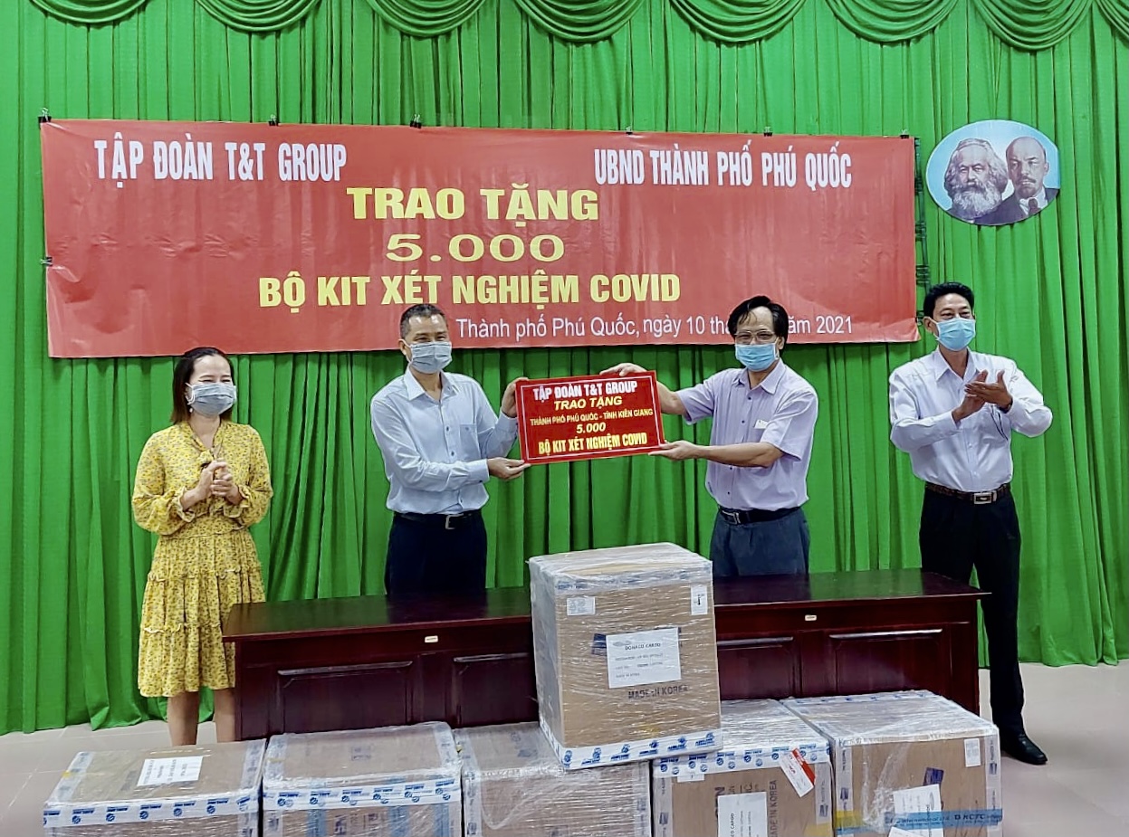 T&T Group và Ngân hàng SHB trao tặng 1.365 suất quà hỗ trợ người nghèo quận Hoàn Kiếm, Hà Nội - Ảnh 4.