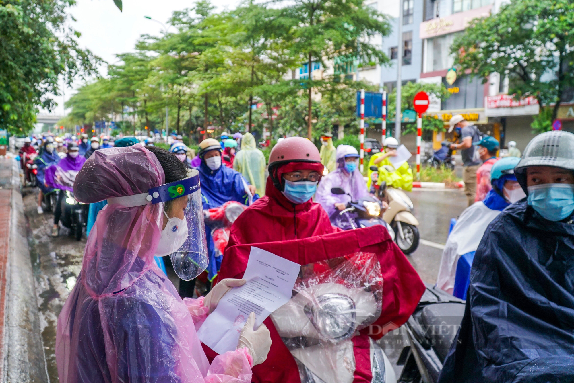 Người dân gọi điện xin nghỉ họp ngậm ngùi quay đầu tại chốt kiểm soát - Ảnh 3.