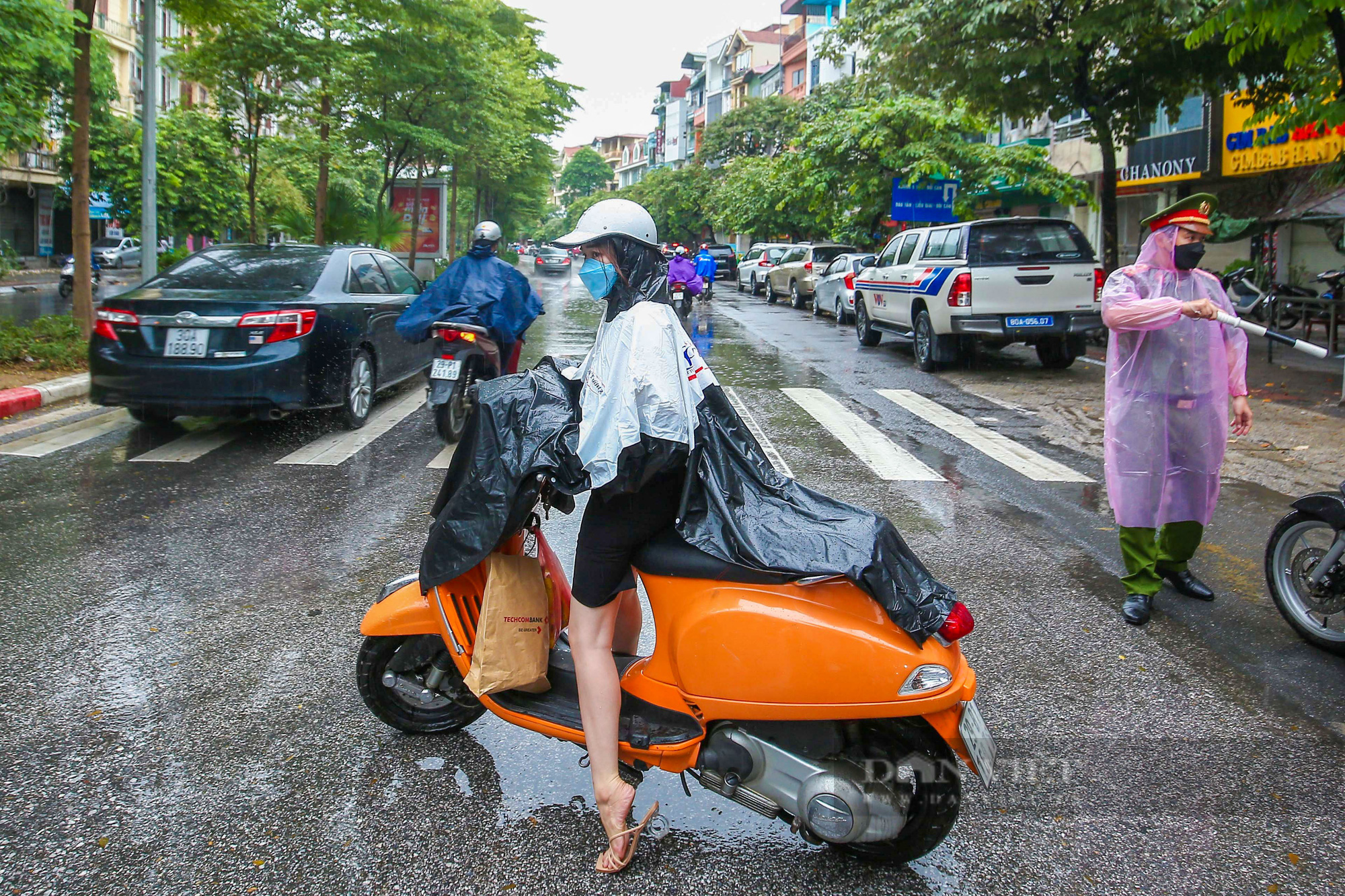 Người dân gọi điện xin nghỉ họp ngậm ngùi quay đầu tại chốt kiểm soát - Ảnh 6.