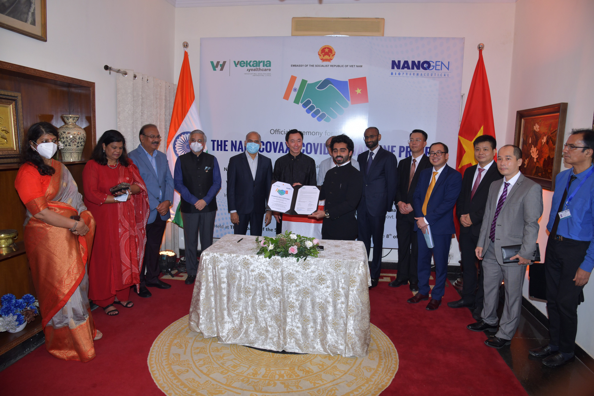 Công ty của Ấn Độ và Việt Nam ký thỏa thuận hợp tác sản xuất, phân phối vaccine Nanocovax - Ảnh 1.