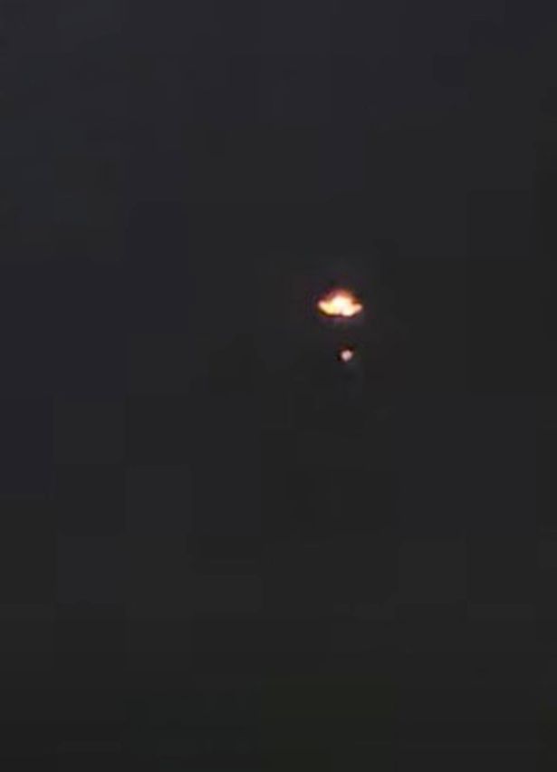 UFO xuất hiện trên bầu trời đêm khiến các nhà nghiên cứu “vò đầu bứt tai” - Ảnh 2.