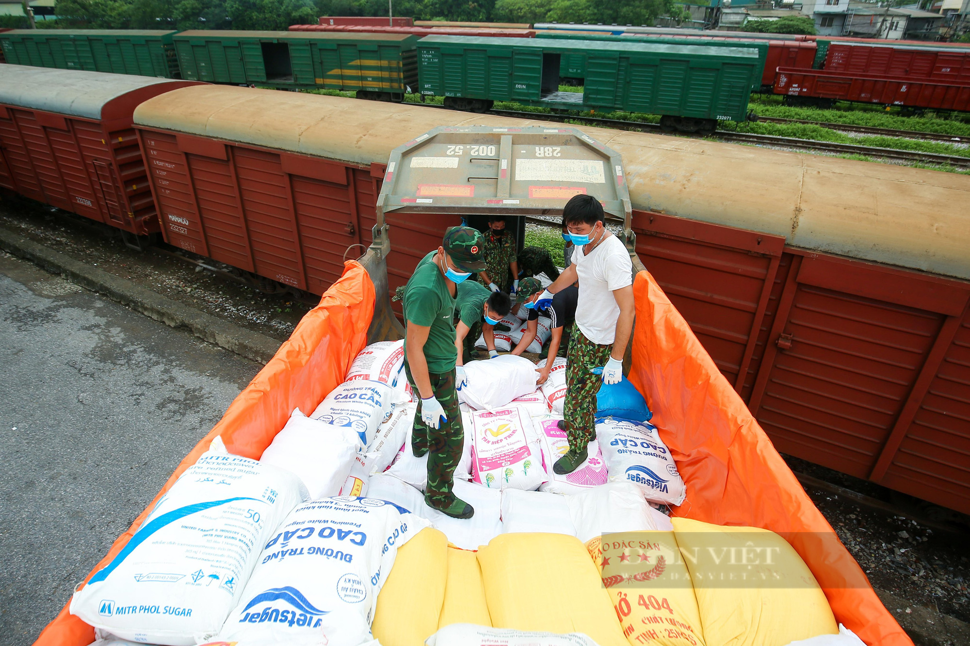 Dùng 10 toa tàu vận chuyển hơn 300 tấn lương thực hỗ trợ TP. Hồ Chí Minh - Ảnh 2.