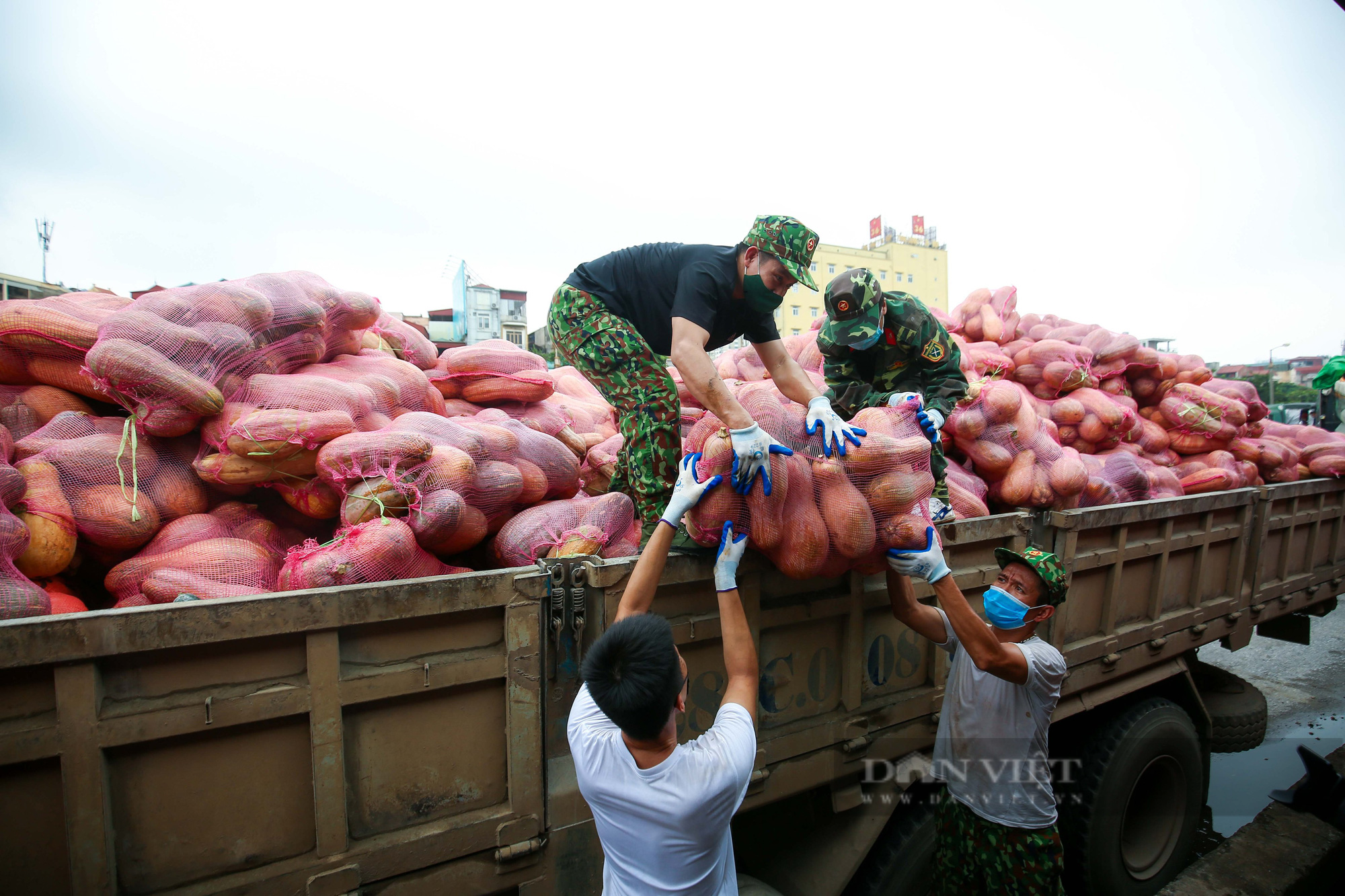 Dùng 10 toa tàu vận chuyển hơn 300 tấn lương thực hỗ trợ TP. Hồ Chí Minh - Ảnh 7.