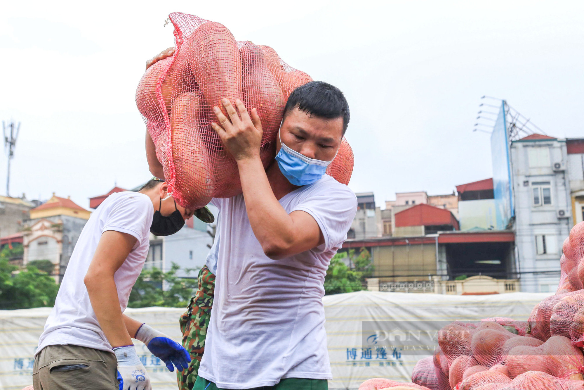 Dùng 10 toa tàu vận chuyển hơn 300 tấn lương thực hỗ trợ TP. Hồ Chí Minh - Ảnh 10.