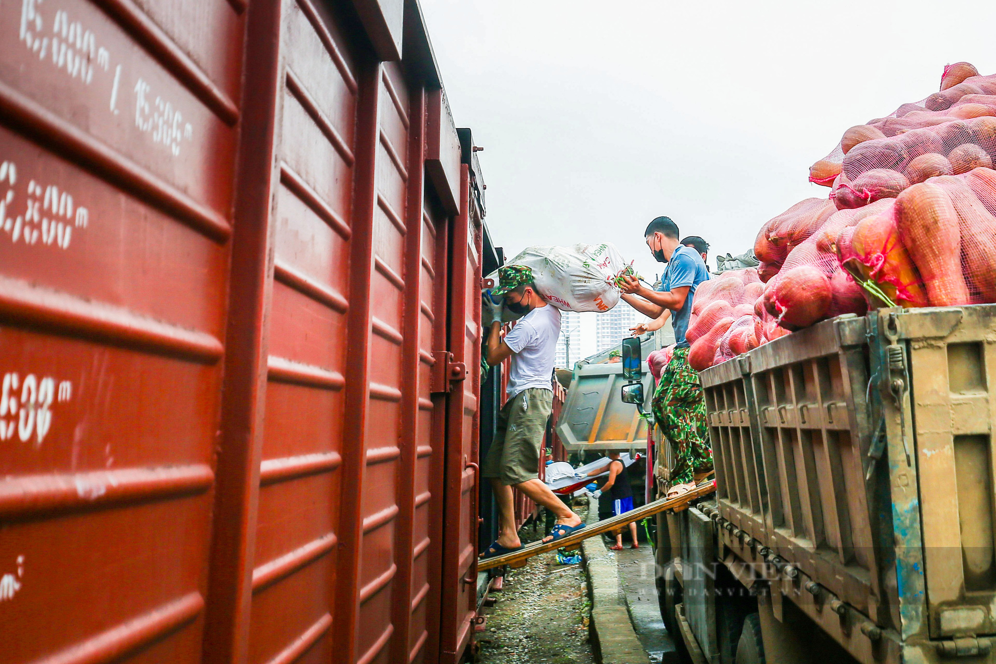 Dùng 10 toa tàu vận chuyển hơn 300 tấn lương thực hỗ trợ TP. Hồ Chí Minh - Ảnh 11.