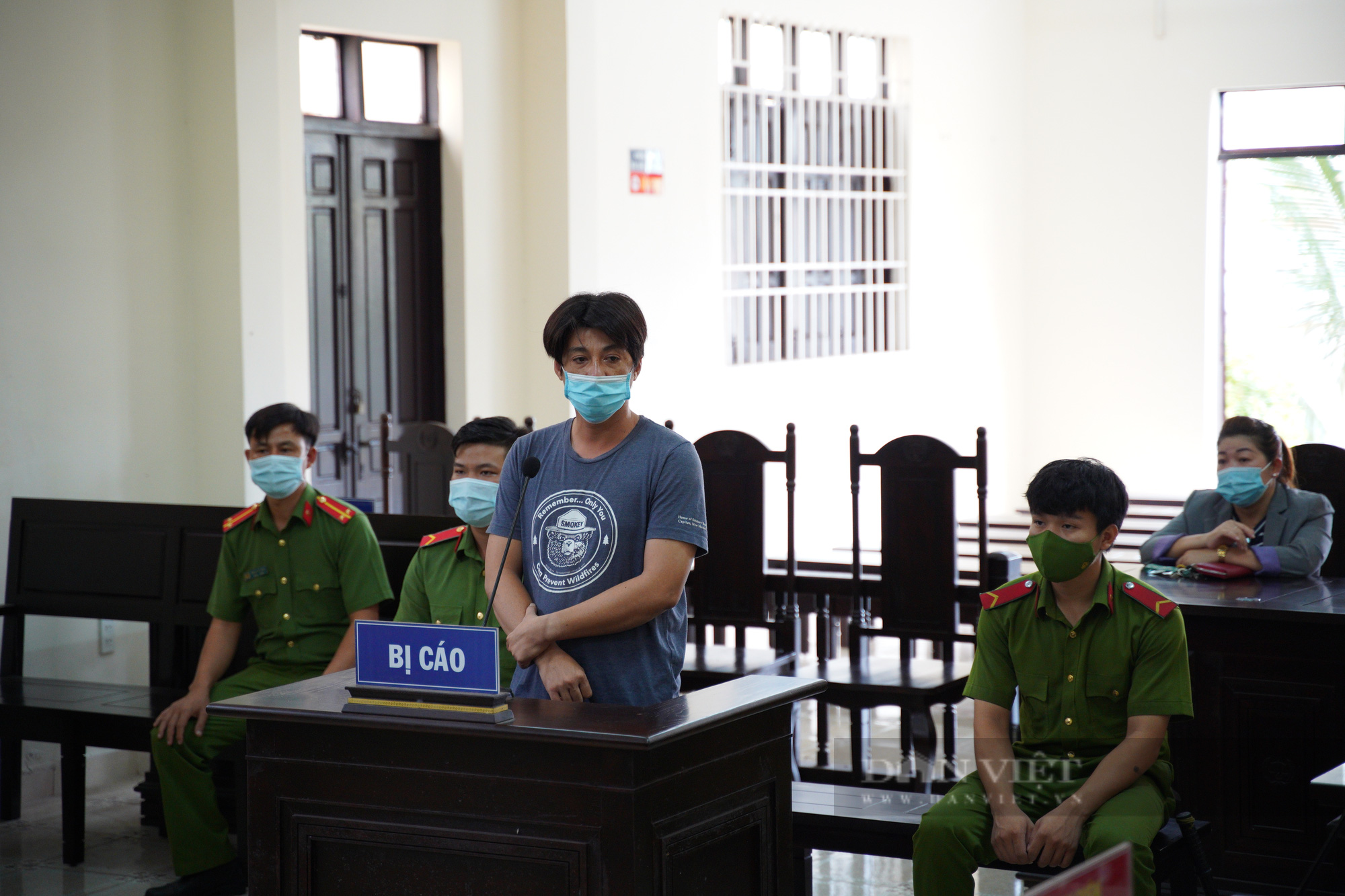Đồng Nai: Lãnh án 14 tháng tù vì “phê ma túy” tấn công lực lượng kiểm chốt Covid-19 - Ảnh 1.