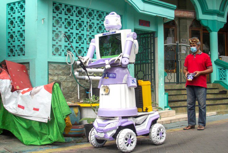 Ngôi làng ở Indonesia biến rác thải thành robot hỗ trợ trong đại dịch Covid-19 - Ảnh 1.