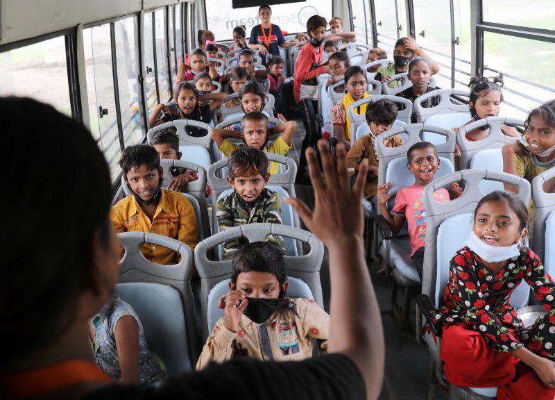 Chuyến xe buýt nghĩa tình dành riêng cho trẻ em ở khu ổ chuột New Delhi - Ảnh 1.