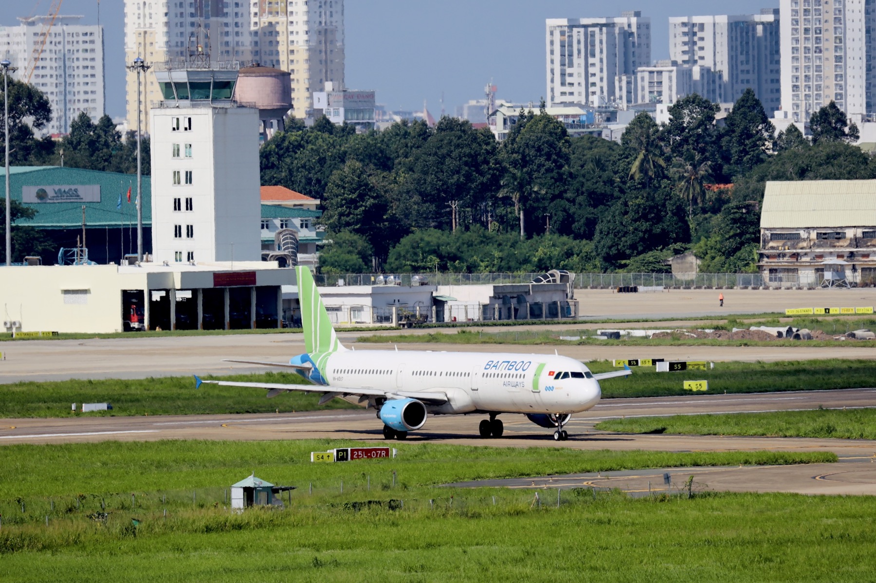 Bamboo Airways bay chuyên cơ khứ hồi đưa gần 200 y bác sĩ từ miền Trung vào TP HCM chống dịch - Ảnh 1.