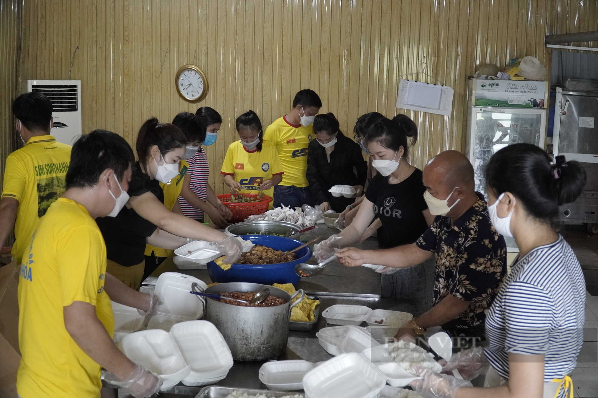 Cổ động viên bóng đá Thanh Hóa ngày ngày làm cơm, nấu nước vối miễn phí gửi vào khu cách ly tập trung tập trung - Ảnh 1.