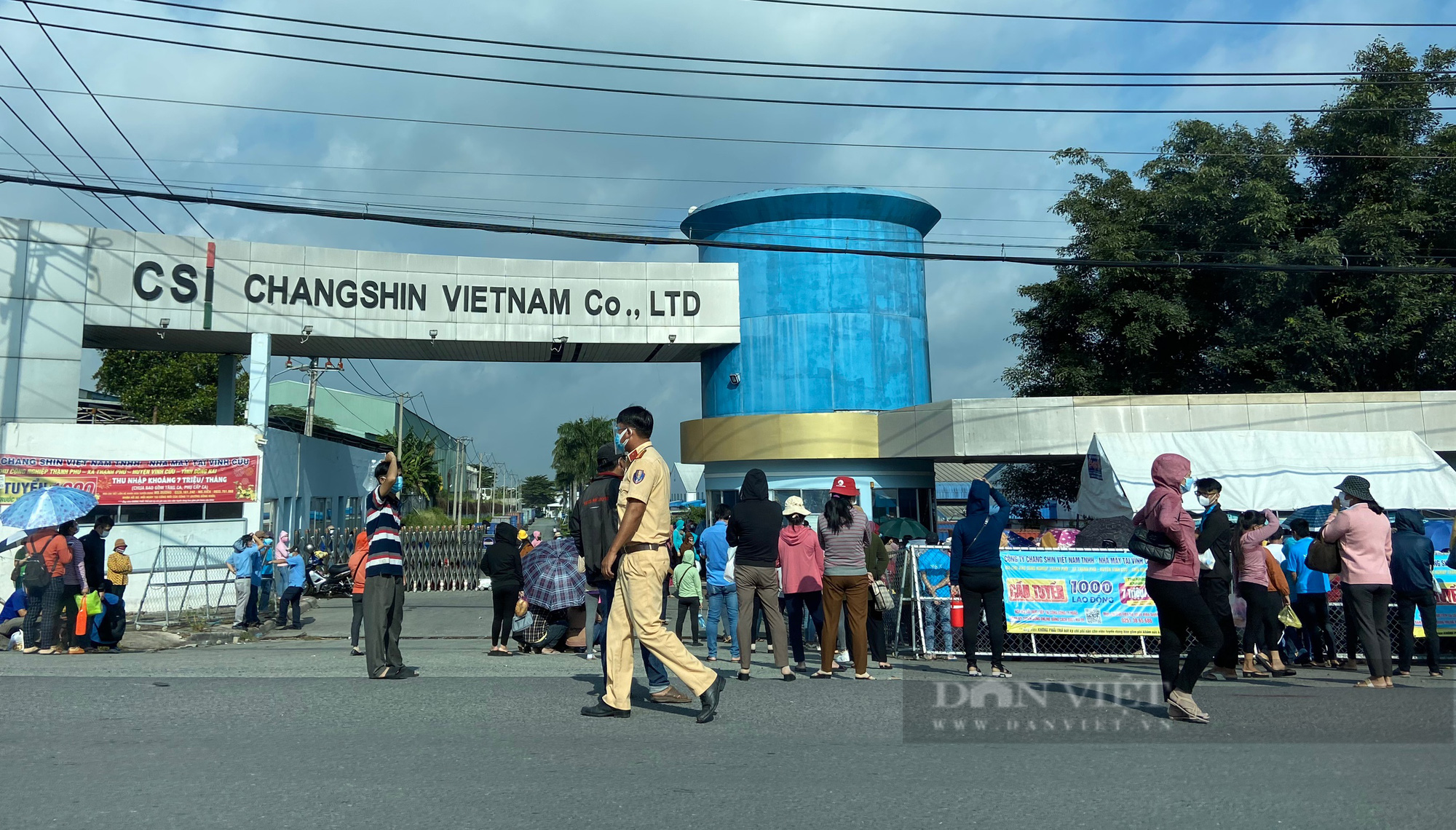 Công nhân “điểm nóng” Changshin chen chúc chờ tiêm vaccine Covid-19 gây mất an toàn - Ảnh 2.