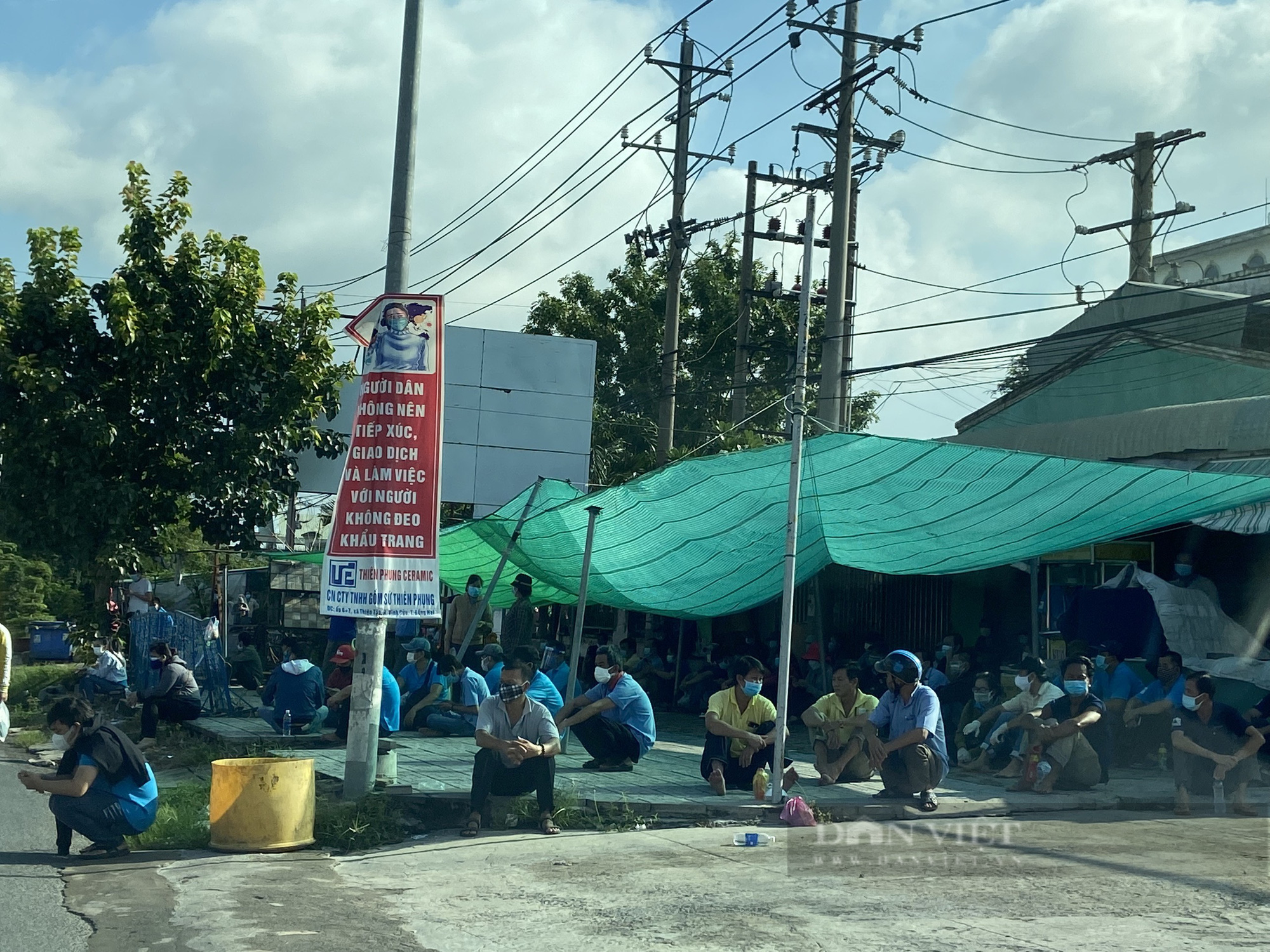 Công nhân “điểm nóng” Changshin chen chúc chờ tiêm vaccine Covid-19 gây mất an toàn - Ảnh 4.