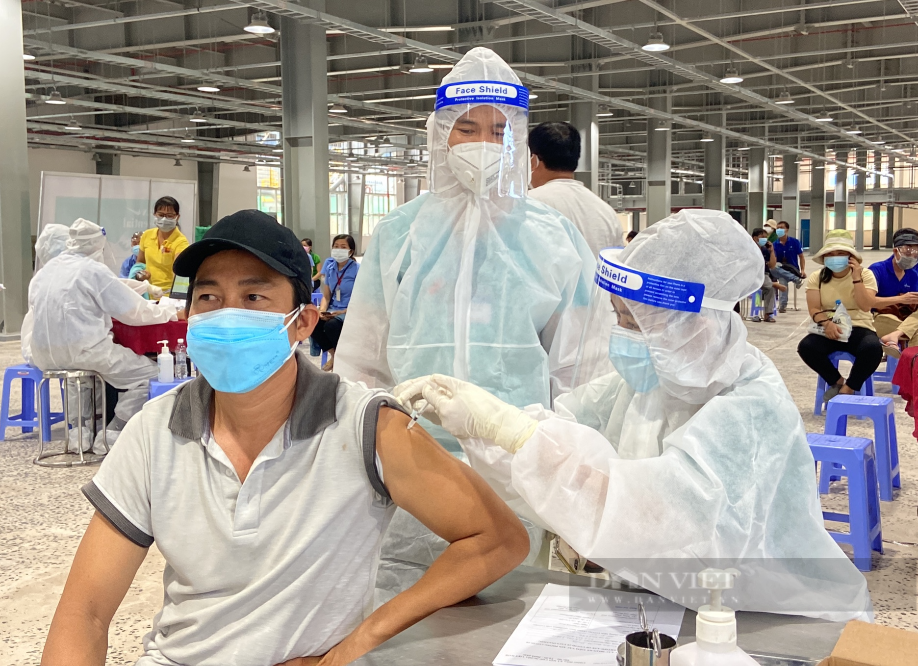 Công nhân “điểm nóng” Changshin chen chúc chờ tiêm vaccine Covid-19 gây mất an toàn - Ảnh 5.