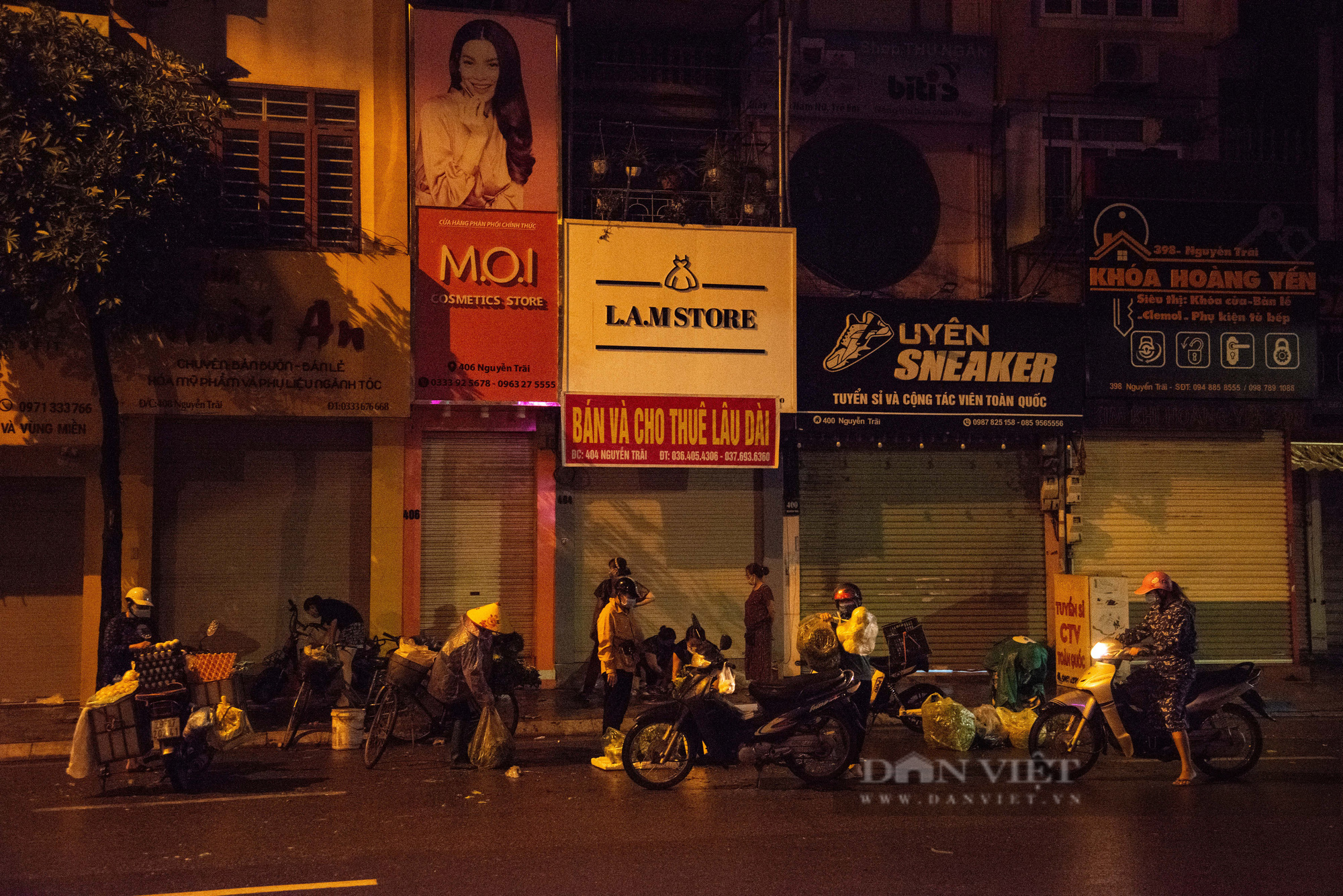 Hà Nội: Người dân đi chợ từ 4h tránh chốt kiểm dịch - Ảnh 1.