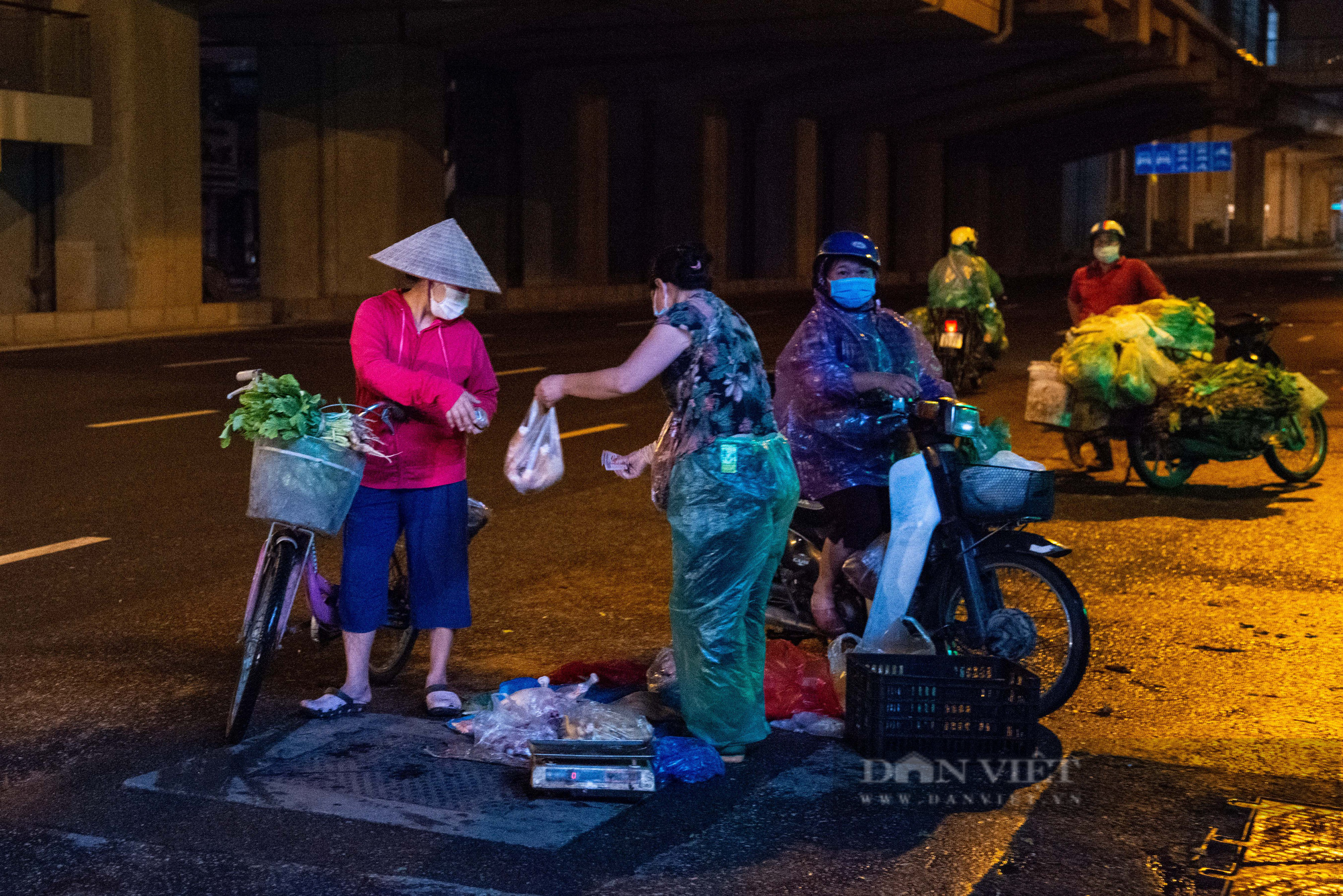Hà Nội: Người dân đi chợ từ 4h tránh chốt kiểm dịch - Ảnh 2.