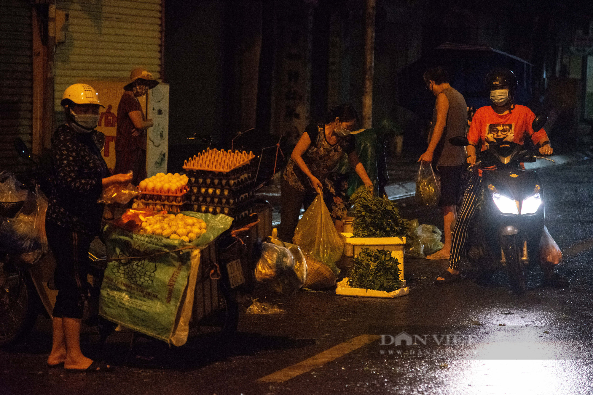 Hà Nội: Người dân đi chợ từ 4h tránh chốt kiểm dịch - Ảnh 3.