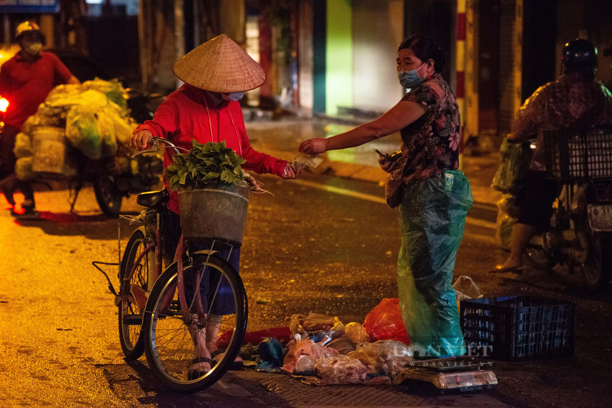 Hà Nội: Người dân đi chợ từ 4h tránh chốt kiểm dịch - Ảnh 7.